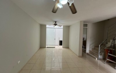 Venta de Casa con Cochera en La Victoria